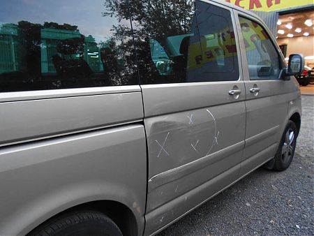 Поврежденная част сдвижной двери Volkswagen Multivan